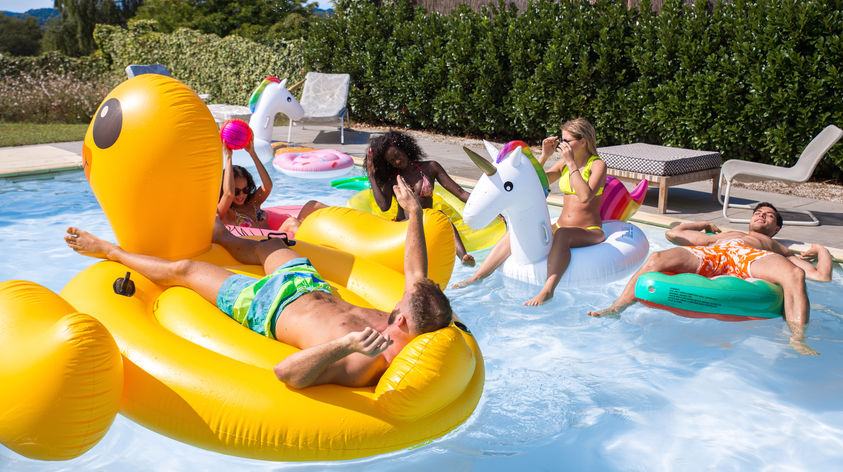 Badeinsel, Einhorn und Schwimmring - perfekt zum Chillen mit Freunden im Pool