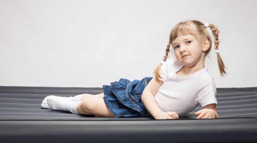 Mädchen auf einem Kinder Luftbett